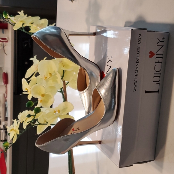 Gorgeous Silver pump! - Picture 3 of 17